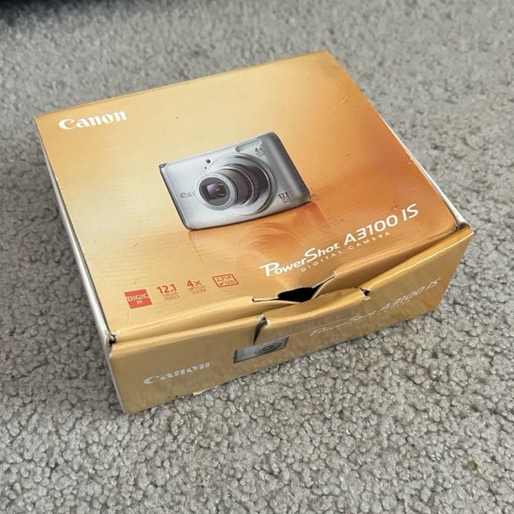 Canon PowerShot A3100 IS Digital Camera w/ Charger, Battery / NO Memory Card - Picture 4 of 11